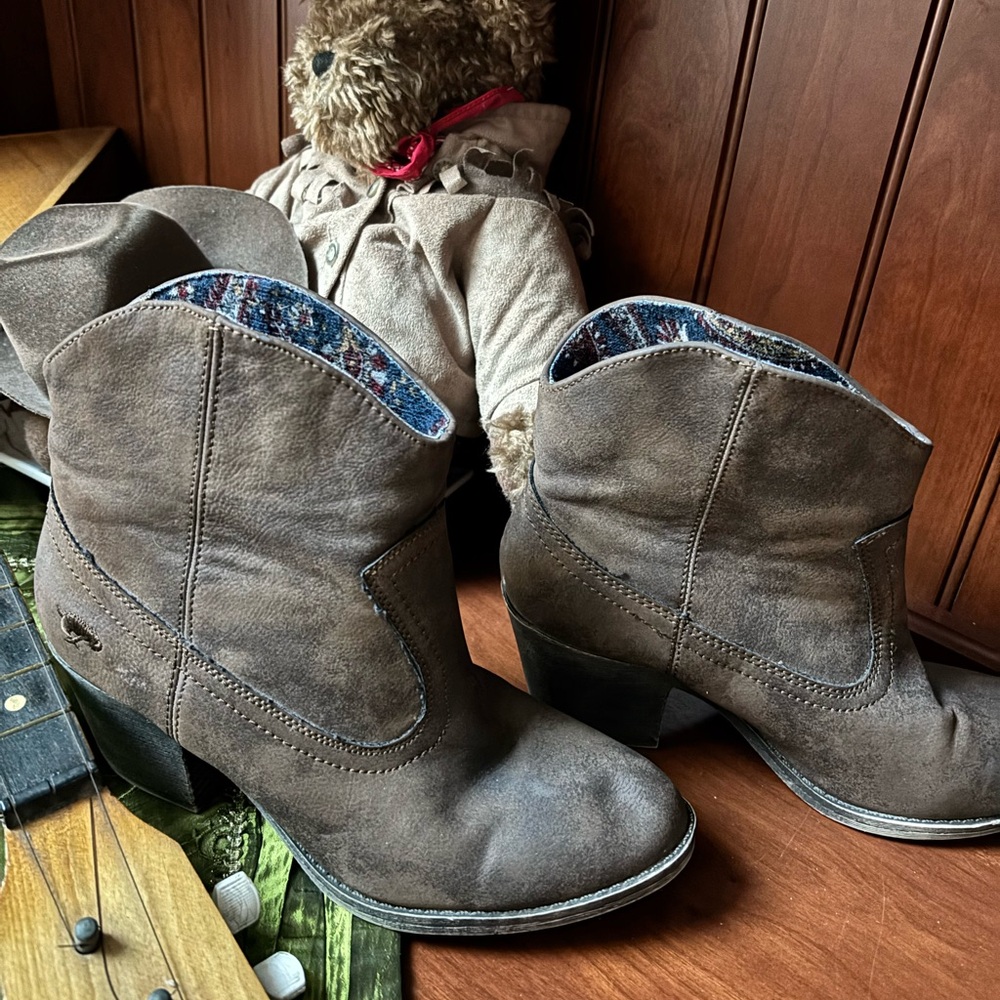 Rocket Dog brown leather western-style ankle boots Size 8